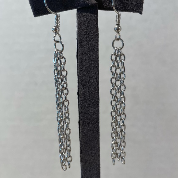Silver tone chain pierced earrings dangle fun fashion costume intricate dainty - Picture 1 of 3